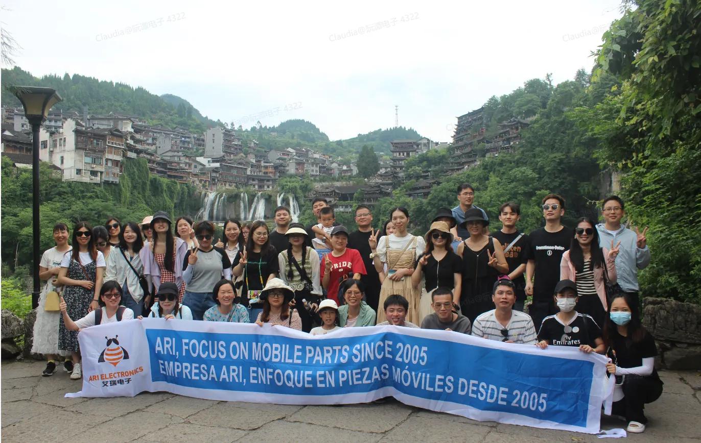 Through multi-brand operations,multi-language services, and alliances withfactories, we have evolved into a one-stop supplier for cell phone batteries and spareparts.